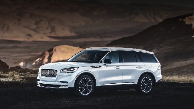 A 2024 Lincoln Aviator® SUV is parked at a mountain overlook | Carman Lincoln in New Castle DE