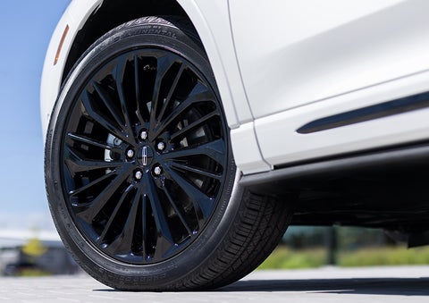 The stylish blacked-out 20-inch wheels from the available Jet Appearance Package are shown. | Carman Lincoln in New Castle DE