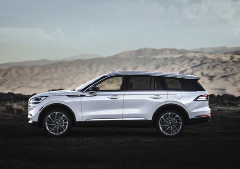 A Lincoln Aviator® SUV is parked on a scenic mountain overlook | Carman Lincoln in New Castle DE