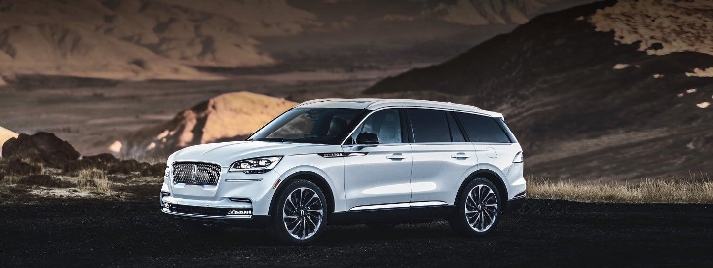 A 2024 Lincoln Aviator® SUV is parked at a mountain overlook | Carman Lincoln in New Castle DE