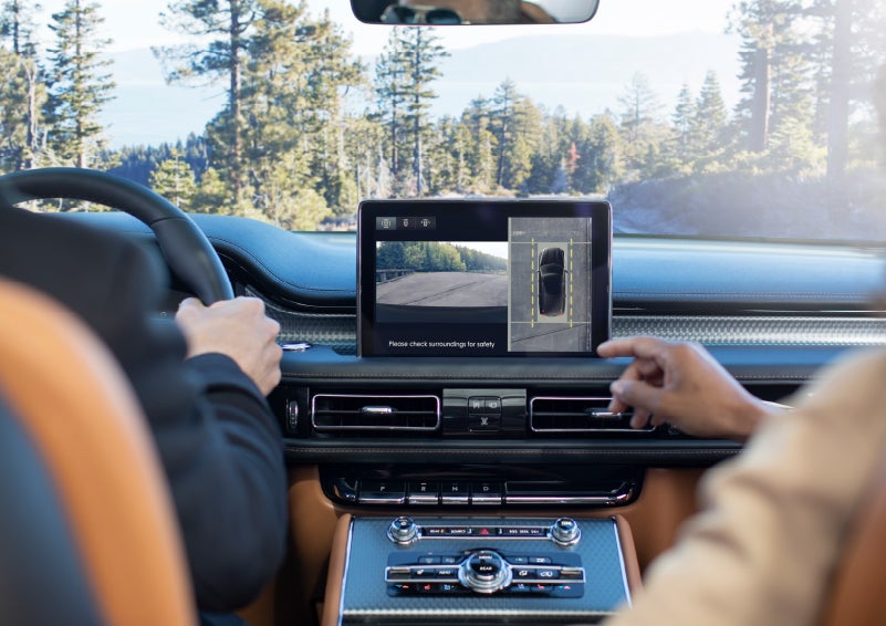 The available 360-Degree Camera shows a bird's-eye view of a Lincoln Aviator® SUV | Carman Lincoln in New Castle DE