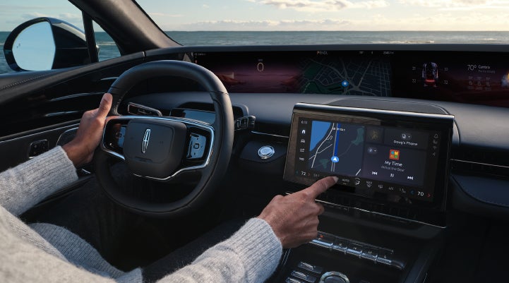 The driver of a 2024 Lincoln Nautilus® SUV interacts with the new Lincoln Digital Experience. | Carman Lincoln in New Castle DE