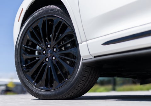A stylish 20-inch black aluminum wheel of the available Jet Appearance Package is shown. | Carman Lincoln in New Castle DE