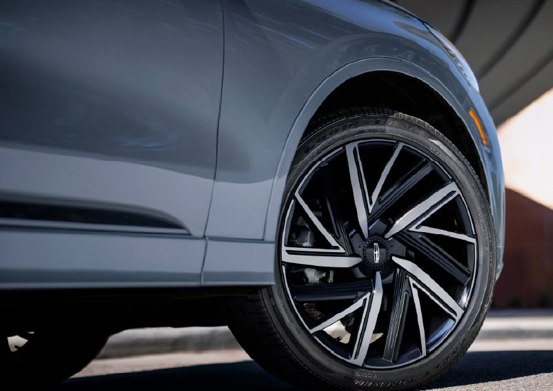 The wheel of the 2027 Lincoln Aviator® Black Label™ SUV is shown slightly angled out. | Carman Lincoln in New Castle DE